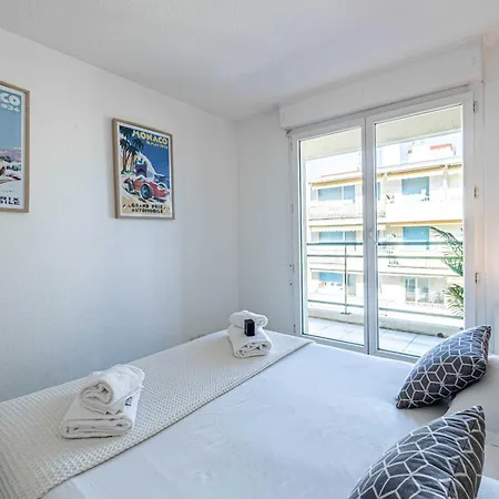 Bright One Bedroom With Parking And Terrace Канны