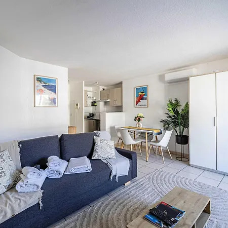 Апартаменты Bright One Bedroom With Parking And Terrace *
