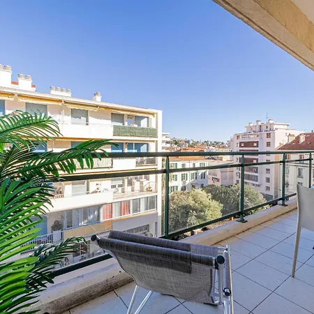 Bright One Bedroom With Parking And Terrace Канны